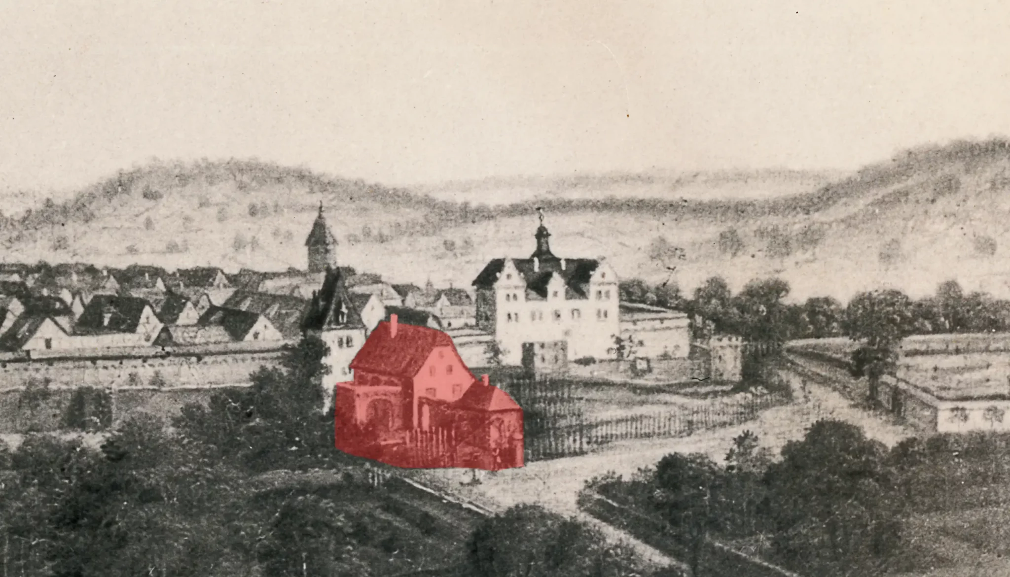 Eine historische Schwarz-Weiß-Illustration einer europäischen Stadt mit Gebäuden; ein Gebäude in der Mitte ist rot hervorgehoben, wodurch die Aufmerksamkeit auf dessen Bauweise gelenkt wird. Im Hintergrund sind Bäume und Hügel zu sehen.