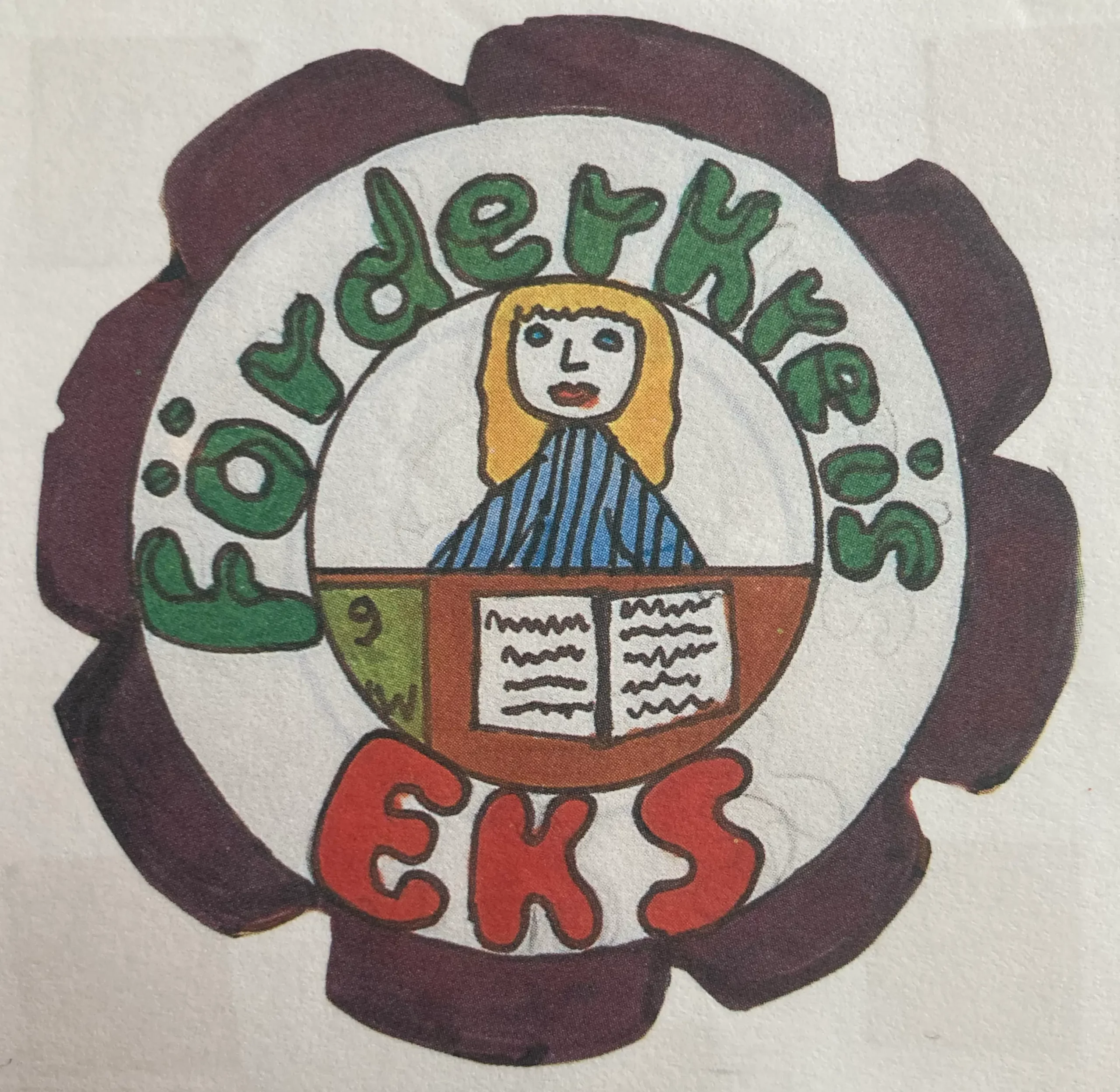 Ein handgezeichnetes Logo zeigt ein Mädchen mit gelben Haaren an einem Schreibtisch mit einem aufgeschlagenen Buch. Um sie herum steht der Text „Förderkreis EKS“ in Grün und Rot, umrahmt von einem dunklen, blumenartigen Rand.
