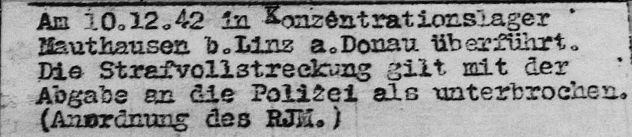 Ein maschinengeschriebener deutscher Text berichtet von einer Überstellung in das Konzentrationslager Mauthausen bei Linz und erwähnt die Polizei sowie eine Unterbrechung der Strafvollstreckung.
