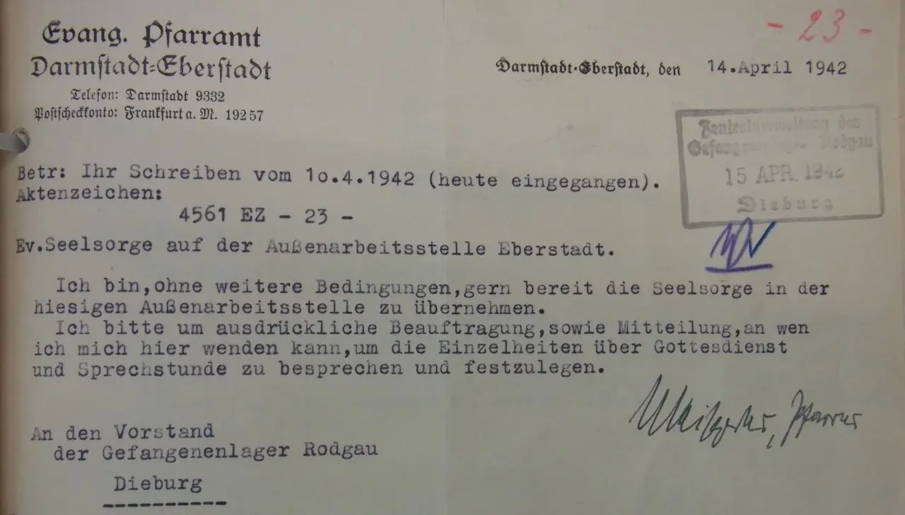 Ein maschinengeschriebener deutscher Brief aus dem Jahr 1942, datiert auf den 10. April, mit amtlichen Stempeln und handschriftlichen Unterschriften, in dem auf ein externes Arbeitsamt Bezug genommen wird und die Bedingungen sowie die Koordination im Zusammenhang mit einem Seelsorgeeinsatz erörtert werden.
