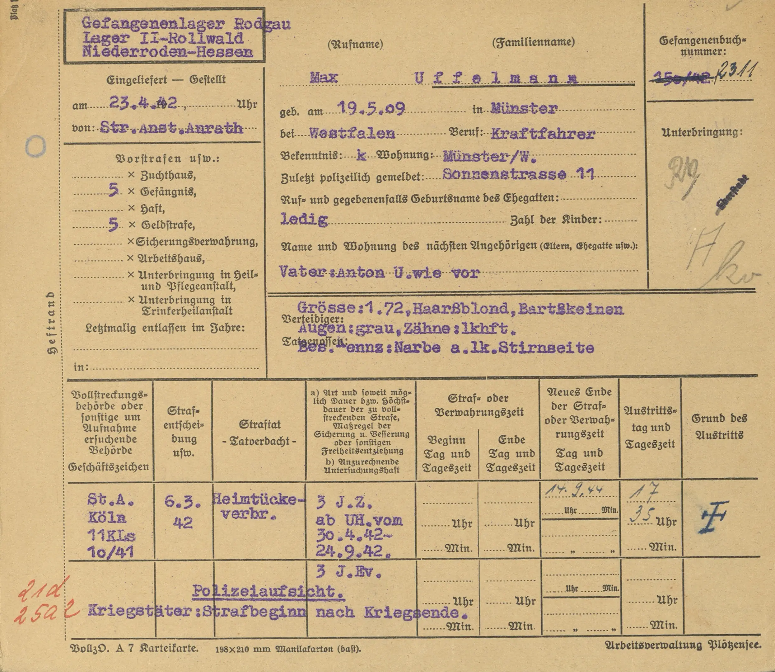 Eine historische deutsche Gefangenenkarteikarte mit handschriftlichen Vermerken, persönlichen Angaben und amtlichen Stempeln, gegliedert in gedruckte Felder und Spalten.