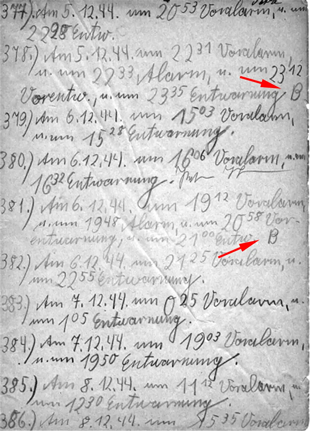 Eine handschriftliche Liste auf Deutsch mit Datumsangaben, Uhrzeiten und Anmerkungen. Zwei rote Pfeile weisen auf Einträge mit den Zahlen 23 12 und 2335 hin, denen jeweils der Buchstabe B folgt. Die Seite ist alt und leicht verblasst.