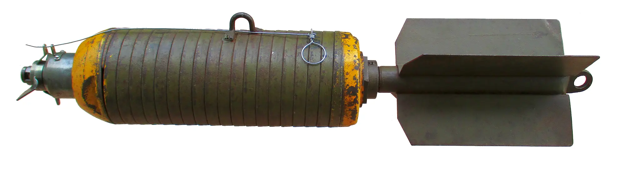 Eine historische Fliegerbombe mit zylindrischem, geripptem Körper, gelber und olivgrüner Färbung, Metallstift und Heckflossen, isoliert auf weißem Hintergrund.