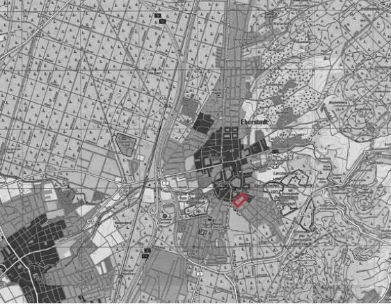 Schwarz-Weiß-Karte, auf der die Stadt Eberstadt und die umliegenden Gebiete dargestellt sind; ein rotes Rechteck markiert einen bestimmten Ort in der Nähe des Stadtzentrums. Straßen, Felder und Höhenlinien sind zu erkennen.