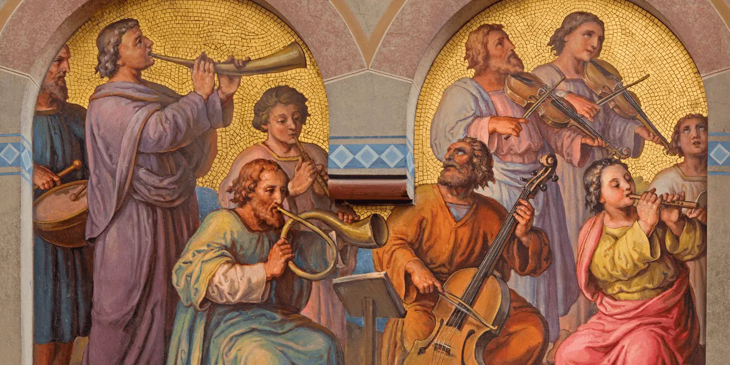 Ein Gemälde im Stil der Renaissance, das sieben Musiker zeigt, die vor einem Hintergrund aus goldenen Mosaikbögen Instrumente spielen, darunter Geigen, ein Cello, Lauten, Trompeten und eine Trommel. Venezianischer Barock in Darmstadt-Eberstadt